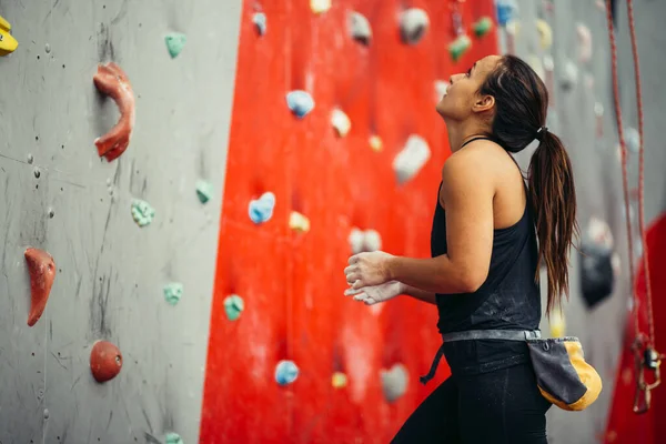 Vista lateral de la mujer atlética escalando en interiores — Foto de Stock