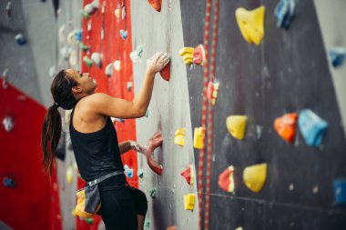 İç mekanlara tırmanan atletik kadınların yan görüntüsü