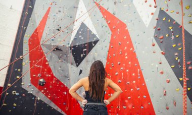 Spor salonundaki halat tırmanma egzersizi için hazırlanan atletik kadın.