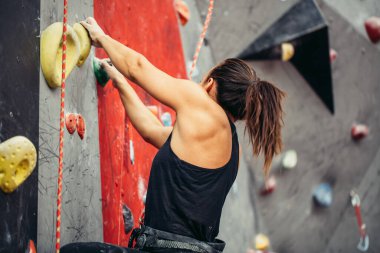 Aşırı spor, stres atma, kaya atma, insanlar ve sağlıklı yaşam tarzı konsepti.