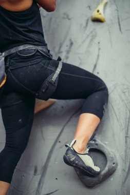 Yapay tırmanma duvarındaki kaya tırmanışçısının son görüntüsü..