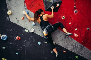 Kaya tırmanışçısı emniyet kemeri ve emniyet ipi takıyor, yakın plan görüntü