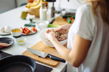 Ev mutfağında çiğ et kebabı pişirme işlemi