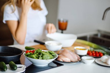 Taze sebzeler ve çiğ et kapanıyor. Sağlıklı yemek..