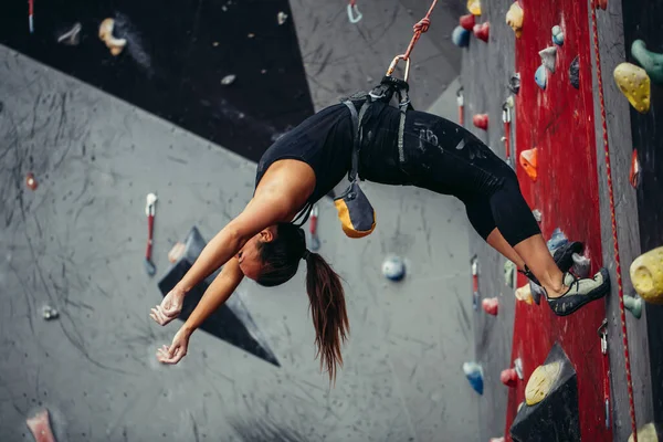 Mujer feliz activa sobresaliendo en la cuerda floja en el centro de escalada de entrenamiento —  Fotos de Stock