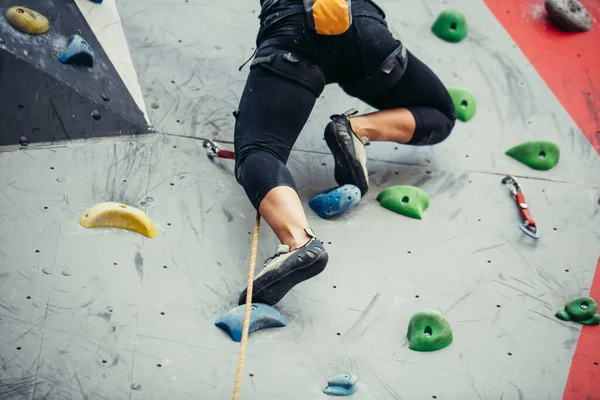 Jambes d'alpiniste en chaussures d'escalade de près — Photo