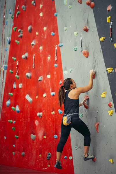 Вид спереду спортсменки, яка дивиться на скелелазіння стіни — стокове фото