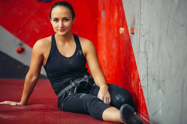 Retrato de mulher feliz com corda no estúdio de fitness — Fotografia de Stock