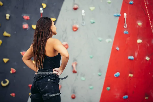 Mulher atlética se preparando para o exercício de escalada de corda no ginásio local b — Fotografia de Stock