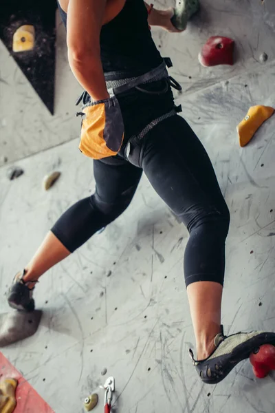 Close up de uma mulher alpinista com um arnês e corda para a segurança — Fotografia de Stock