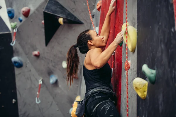 Extreme sport, stress relief, bouldering, people and healthy lifestyle concept. — Stock Photo, Image