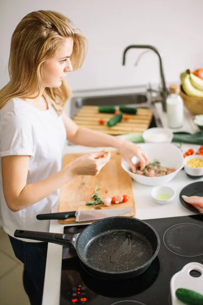 Woman making kebabs from meat and vegetable on chopping board in kitchen — Stock Photo, Image
