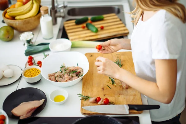 Frau macht in Küche Spieße aus Fleisch und Gemüse auf Schneidebrett — Stockfoto