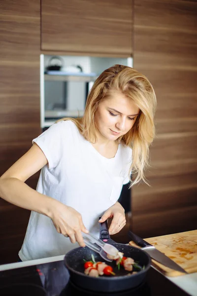 Närbild av kvinna rostning kebab på stekpanna — Stockfoto