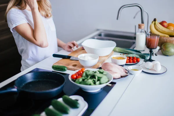 Femme faisant une salade saine à partir de légumes frais — Photo