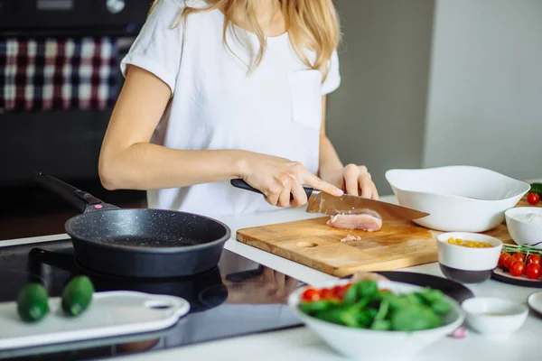 Ausgeschnittene Ansicht von Frauenhänden, die Rindfleisch auf Schneidebrett schneiden. — Stockfoto