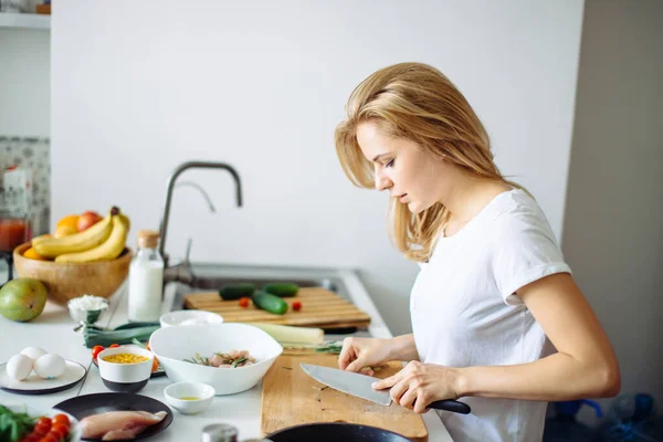 Chef wanita muda memasak di dapur — Stok Foto