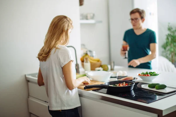 Романтическая пара готовит вместе на кухне — стоковое фото