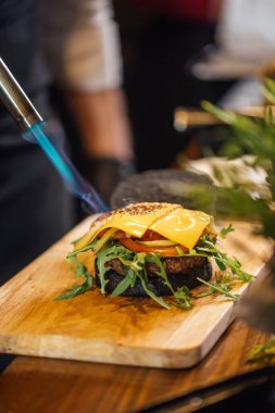 Hamburgercide lezzetli burger pişirme süreci