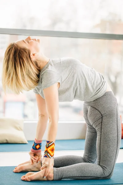 Θηλυκή δασκάλα γιόγκα στην Ουστρασάνα, Camel Posture — Φωτογραφία Αρχείου