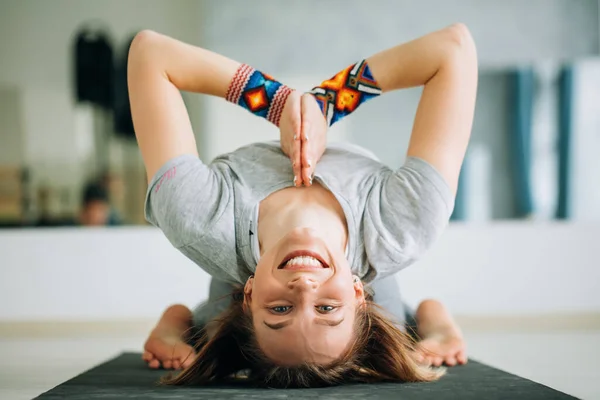Mujer adulta en supta virasana yoga posición en estudio — Foto de Stock