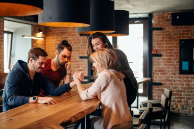 Neşeli Gyu ve kız barda bilek güreşi yaparken eğleniyorlar..