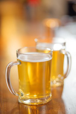 Tahta masada bir bardak light bira..