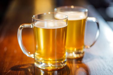 Tahta masada bir bardak light bira..