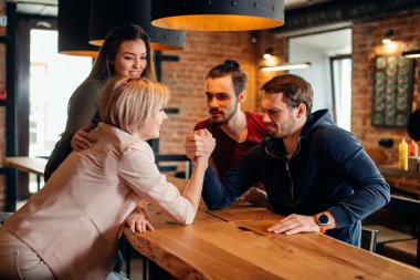 Neşeli Gyu ve kız barda bilek güreşi yaparken eğleniyorlar..