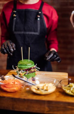 Taze lezzetli hamburger ve ahşap masada.