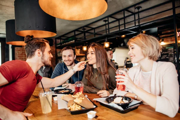 Bello uomo flirtare con giovane browhaired donna a pub — Foto Stock