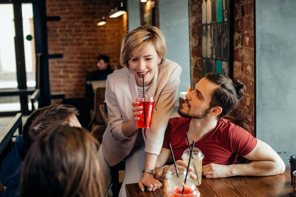 Happy přátelé pití nápojů baví při trávení času spolu v kavárně — Stock fotografie