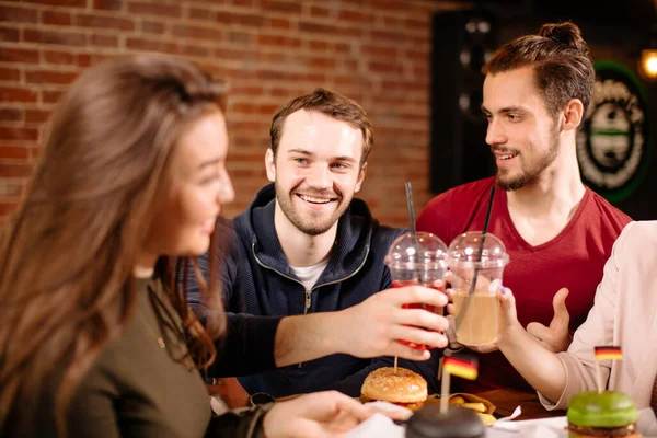 Cuatro estudiantes diversos haciendo un brindis celebrando la graduación — Foto de Stock