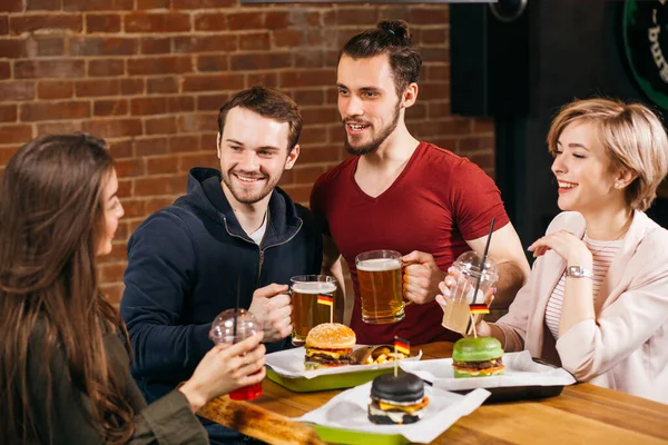 Grupo de compañeros disfrutando de la noche en el Burger Bar — Foto de Stock