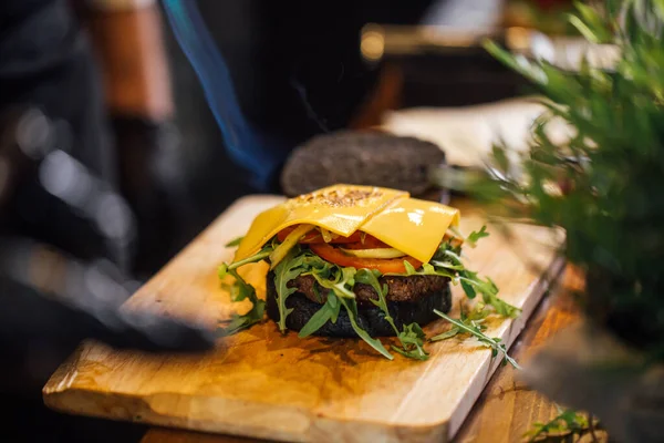 Finom hamburgerek főzési folyamata a hamburgerbárban — Stock Fotó