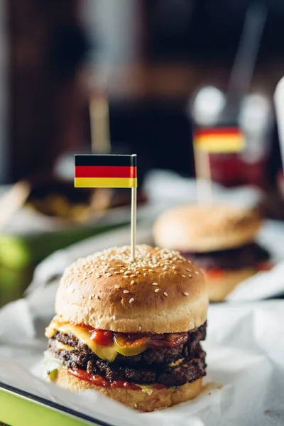 Frischer leckerer Burger und auf Holztisch — Stockfoto
