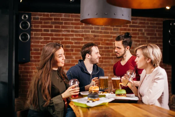 Група молодих друзів Зустріч в кафе . — стокове фото