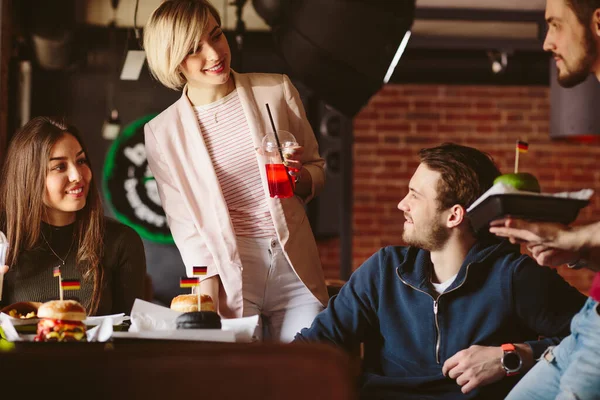 Grupo de jóvenes amigos reunión en el café. — Foto de Stock