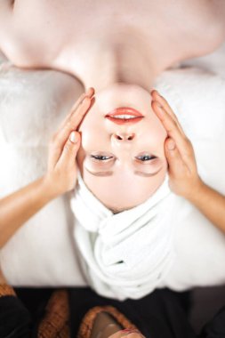 Yüz masajı. Sağlıklı cilt ve vücut bakımı.