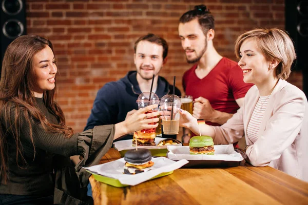 Grupo de compañeros disfrutando de la noche en el Burger Bar — Foto de Stock