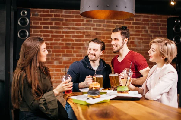 Grupo de compañeros disfrutando de la noche en el Burger Bar — Foto de Stock