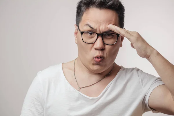 Asian man in salute pose, ready to fulfill the order. — Stock Photo, Image