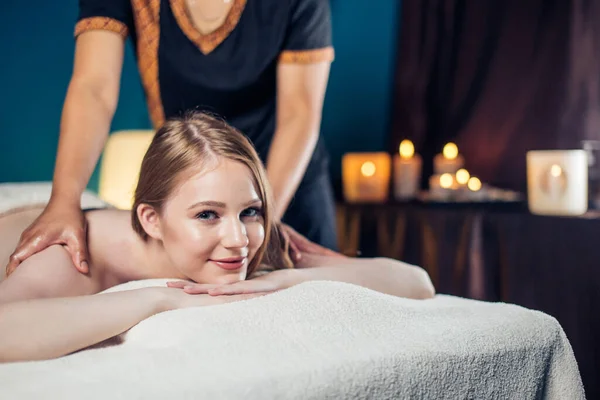 Woman receives body massage at spa salon — Stock Photo, Image
