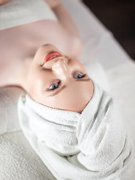 Retrato de ângulo alto de mulher caucasiana recebendo massagem de recreação da cabeça — Fotografia de Stock