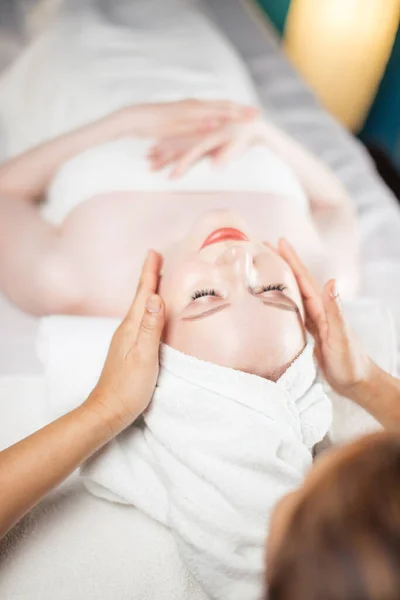 Tempo de lazer saudável. Mulher satisfeita tendo massagem facial no complexo de spa. — Fotografia de Stock