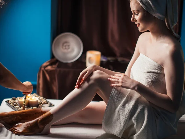 Female client having chocolate substance on foot during massage in spa salon — Stock Photo, Image