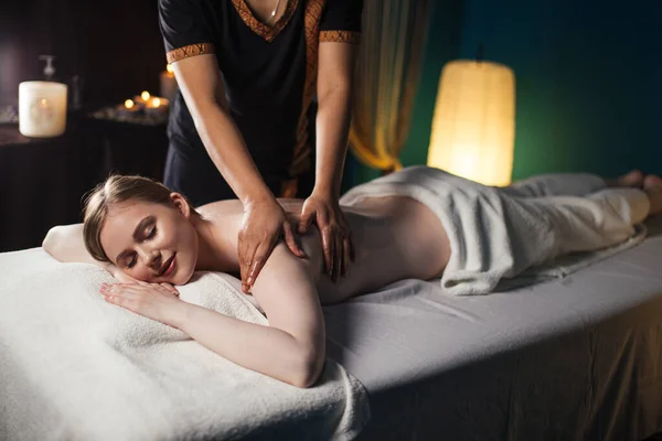 Genç ve çekici bir kadın hastanede masaj yaptırıyor. — Stok fotoğraf