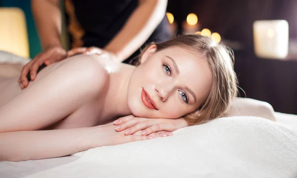 Vacker, ung och frisk kvinna har het sten massage. Spabehandling — Stockfoto