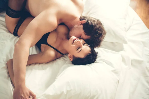 Vue du dessus du couple déshabillé sexy embrassant et embrassant au lit — Photo