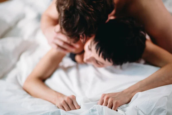 Gros plan mains d'un couple ayant des relations sexuelles chaudes sur un lit — Photo